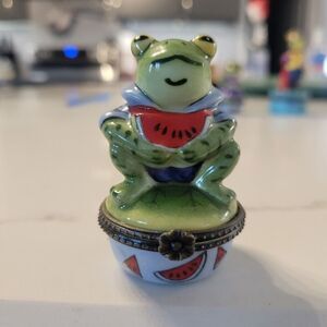 Vintage 97' Peach Design LTD Enesco licenced Ceramic boy frog treasure box 3"